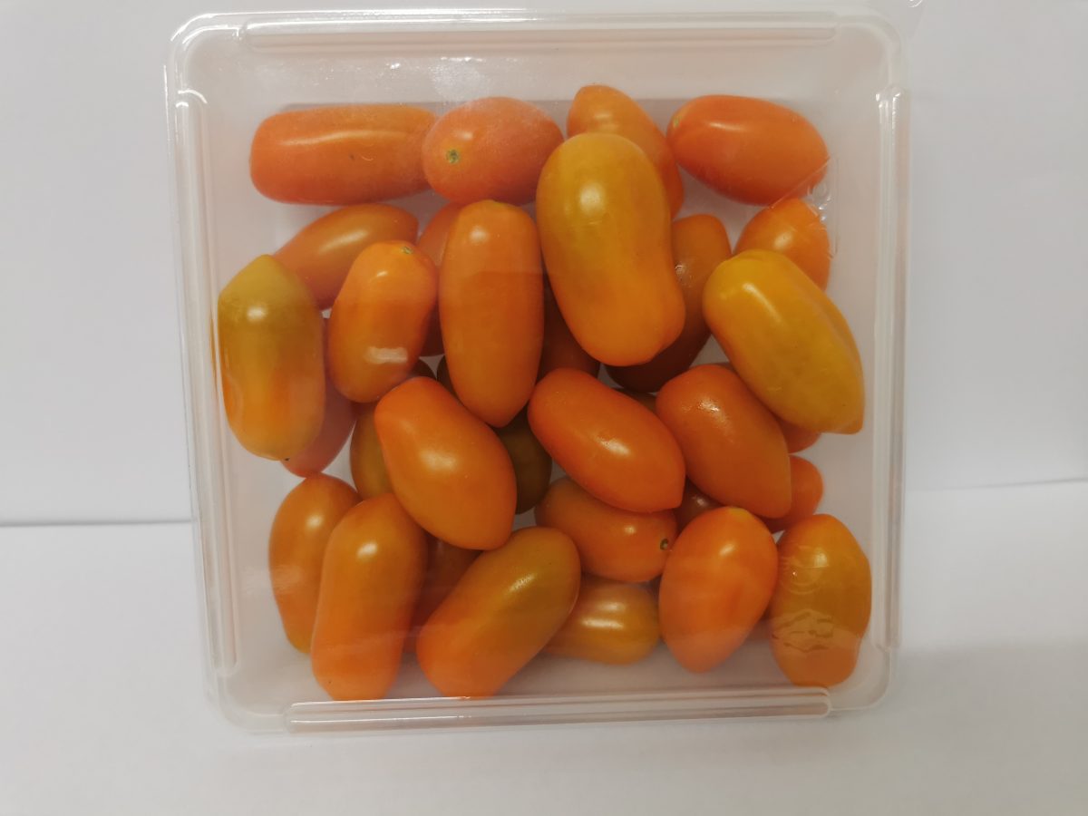 มะเขือเทศเชอร์รี่สีส้มในกล่องใส