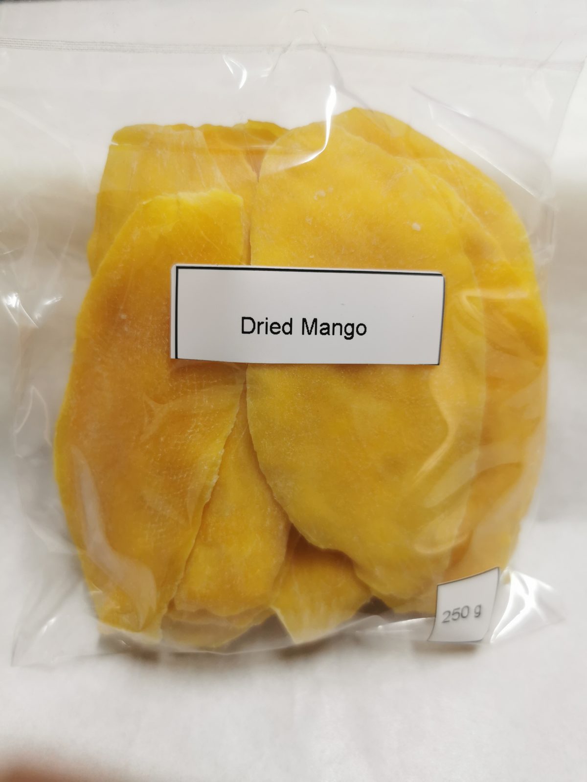 Hirisan mangga kering dalam pek runcit 250 g, berlabel